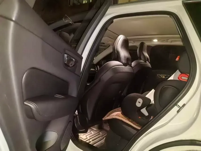 2022 Volvo XC60 2.0T 250HP L4 8AT,autocango,china used car exporter,china ev exporter,chinese used car exporter,chinese used ev exporter