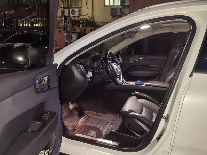 2022 Volvo XC60 2.0T 250HP L4 8AT,autocango,china used car exporter,china ev exporter,chinese used car exporter,chinese used ev exporter