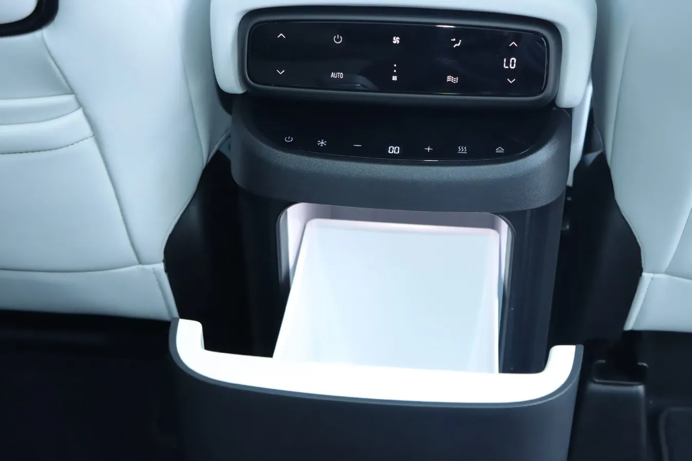 2024 Xpeng X9 BEV 84.5KWH,autocango,china used car exporter,china ev exporter,chinese used car exporter,chinese used ev exporter