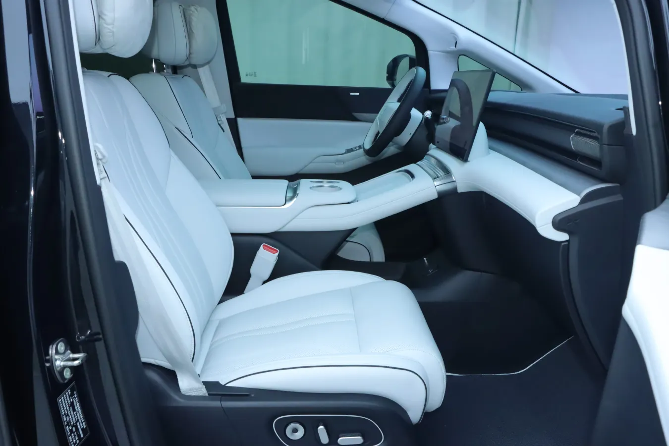 2024 Xpeng X9 BEV 84.5KWH,autocango,china used car exporter,china ev exporter,chinese used car exporter,chinese used ev exporter