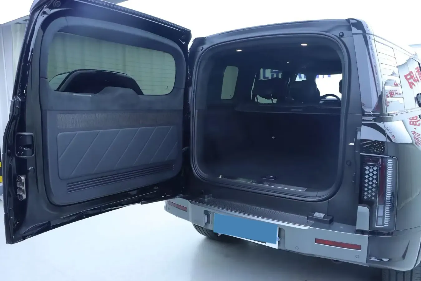 2023 YangWang U8 2.0T 272HP L4 REEV 49.05KWH,autocango,china used car exporter,china ev exporter,chinese used car exporter,chinese used ev exporter