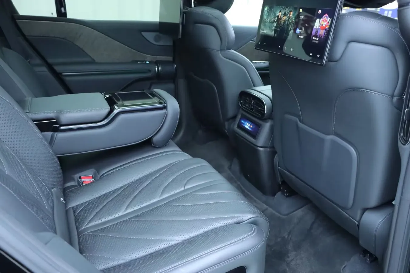 2023 YangWang U8 2.0T 272HP L4 REEV 49.05KWH,autocango,china used car exporter,china ev exporter,chinese used car exporter,chinese used ev exporter