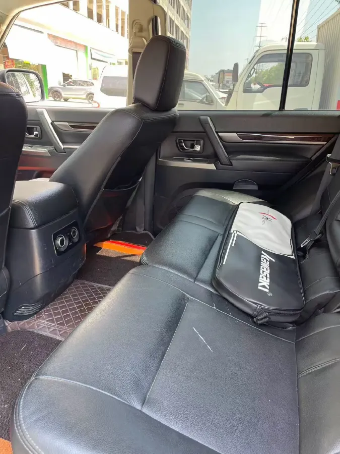 2020 Mitsubishi Pajero 3.0L 174HP V6 5AT,autocango,china used car exporter,china ev exporter,chinese used car exporter,chinese used ev exporter