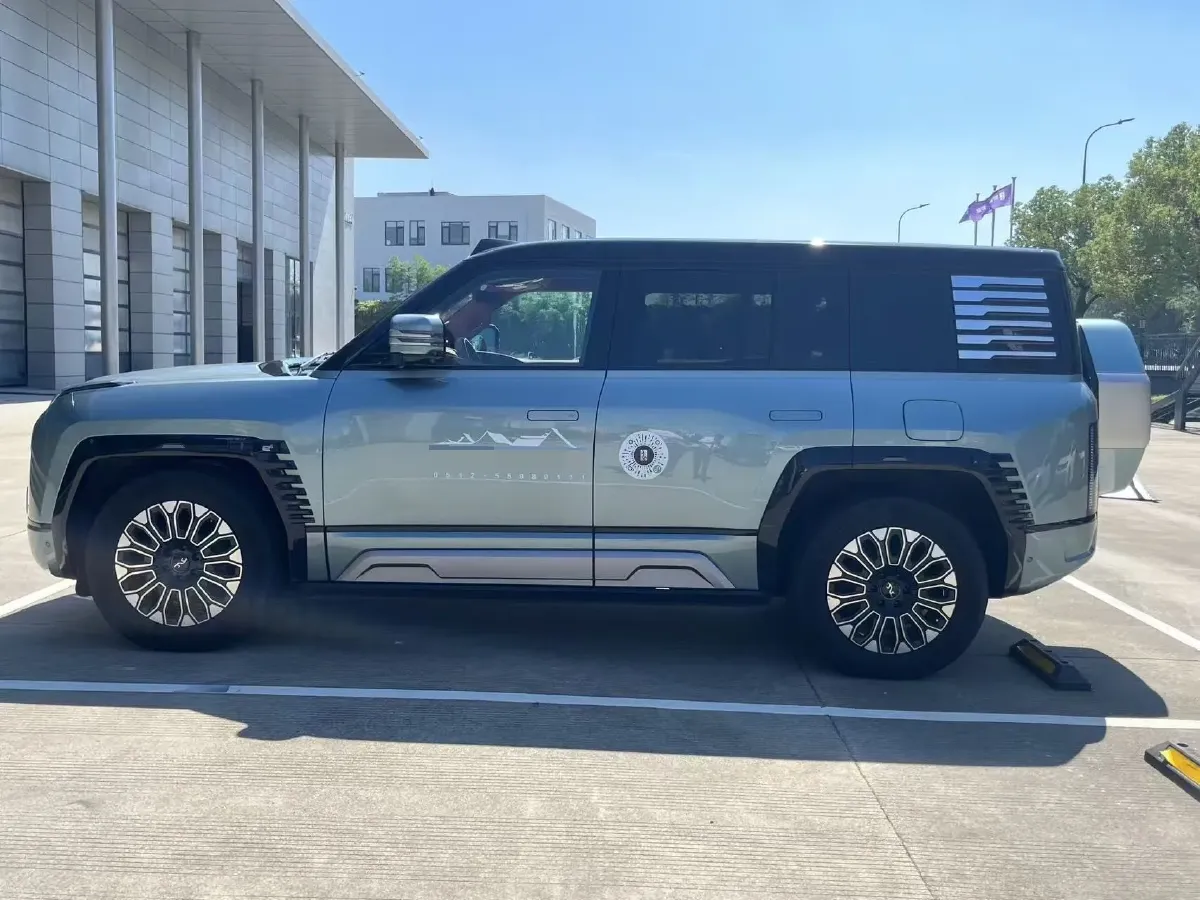 2023 YangWang U8 2.0T 272HP L4 REEV 49.05KWH,autocango,china used car exporter,china ev exporter,chinese used car exporter,chinese used ev exporter