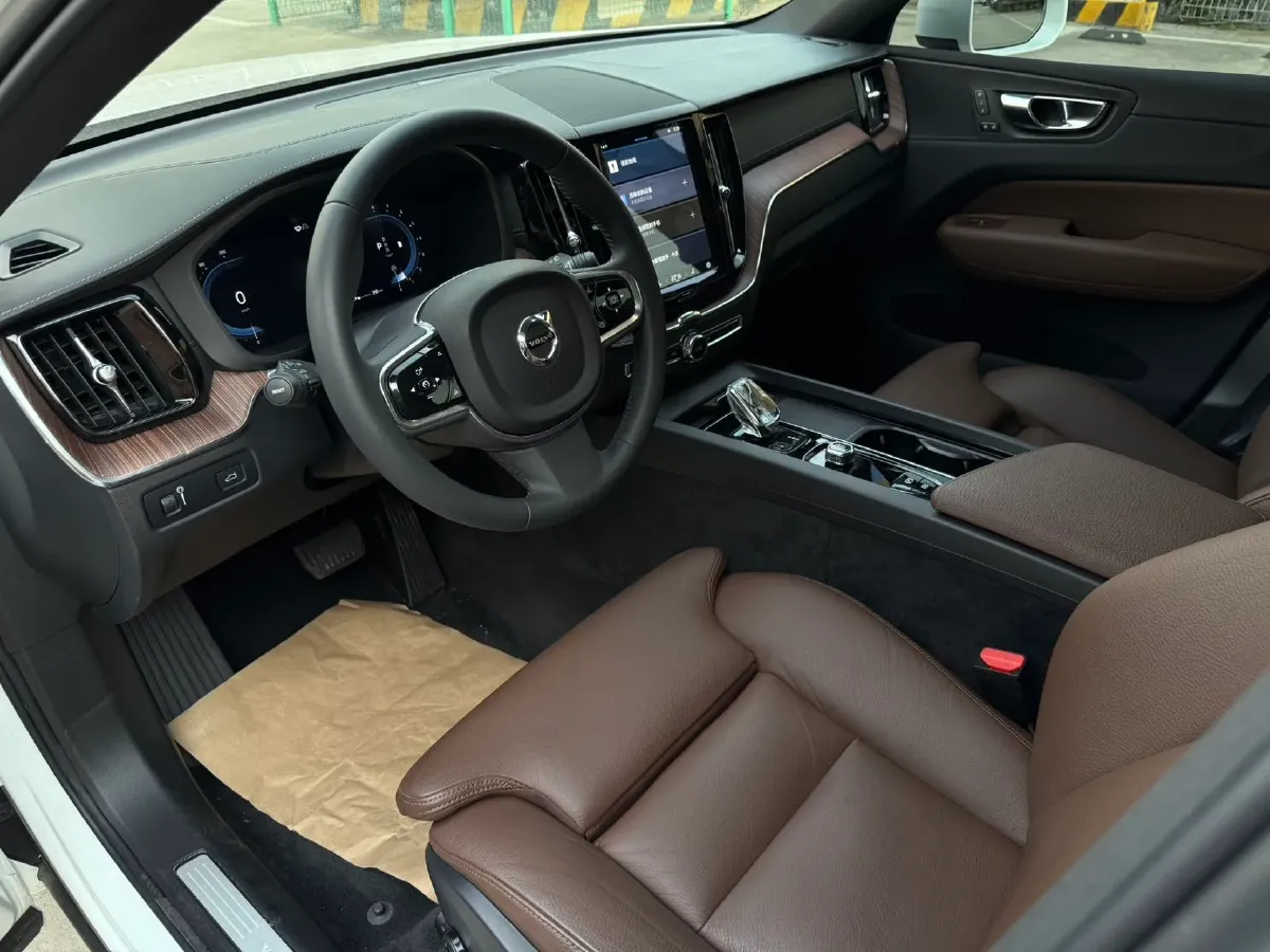 2022 Volvo XC60 2.0T 250HP L4 8AT,autocango,china used car exporter,china ev exporter,chinese used car exporter,chinese used ev exporter