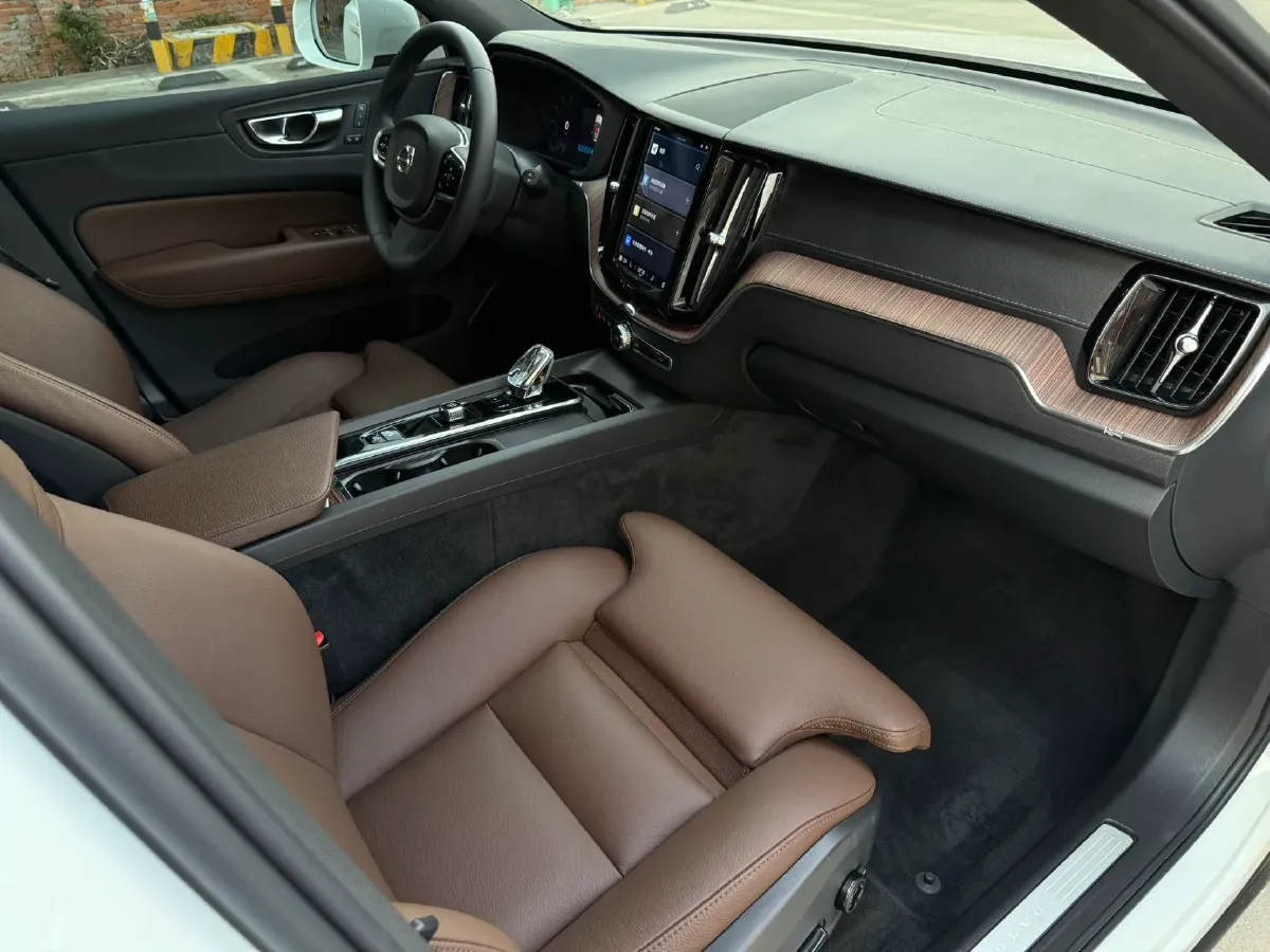 2022 Volvo XC60 2.0T 250HP L4 8AT,autocango,china used car exporter,china ev exporter,chinese used car exporter,chinese used ev exporter