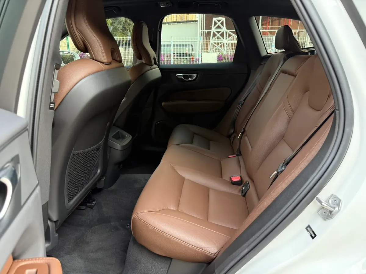 2022 Volvo XC60 2.0T 250HP L4 8AT,autocango,china used car exporter,china ev exporter,chinese used car exporter,chinese used ev exporter