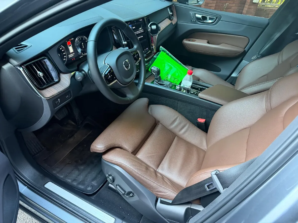 2021 Volvo XC60 2.0T 250HP L4 8AT,autocango,china used car exporter,china ev exporter,chinese used car exporter,chinese used ev exporter