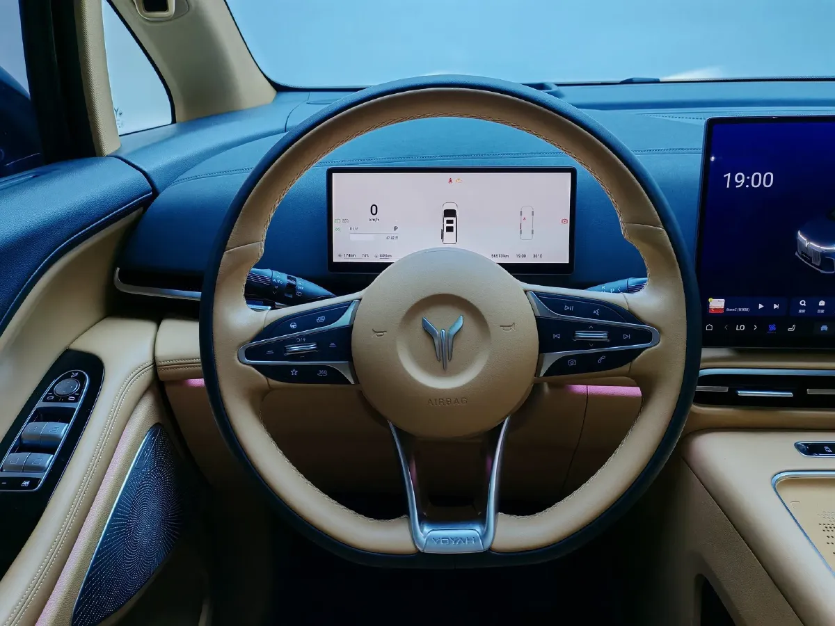 2025 Voyah Dream 1.5T 150HP L4 PHEV 41.7KWH,autocango,china used car exporter,china ev exporter,chinese used car exporter,chinese used ev exporter