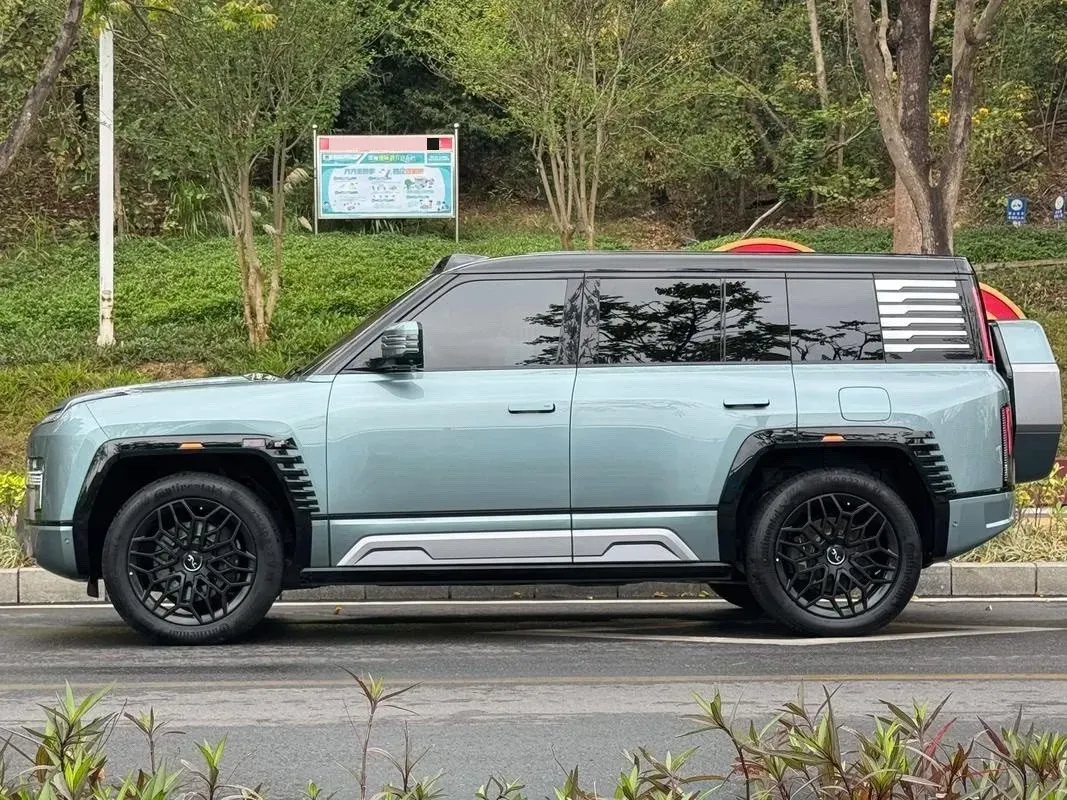 2023 YangWang U8 2.0T 272HP L4 REEV 49.05KWH,autocango,china used car exporter,china ev exporter,chinese used car exporter,chinese used ev exporter