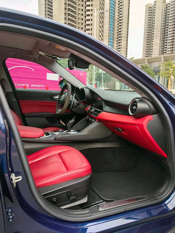 2020 Alfa Romeo Giulia 2.0T 280HP L4 8AT,autocango,china used car exporter,china ev exporter,chinese used car exporter,chinese used ev exporter