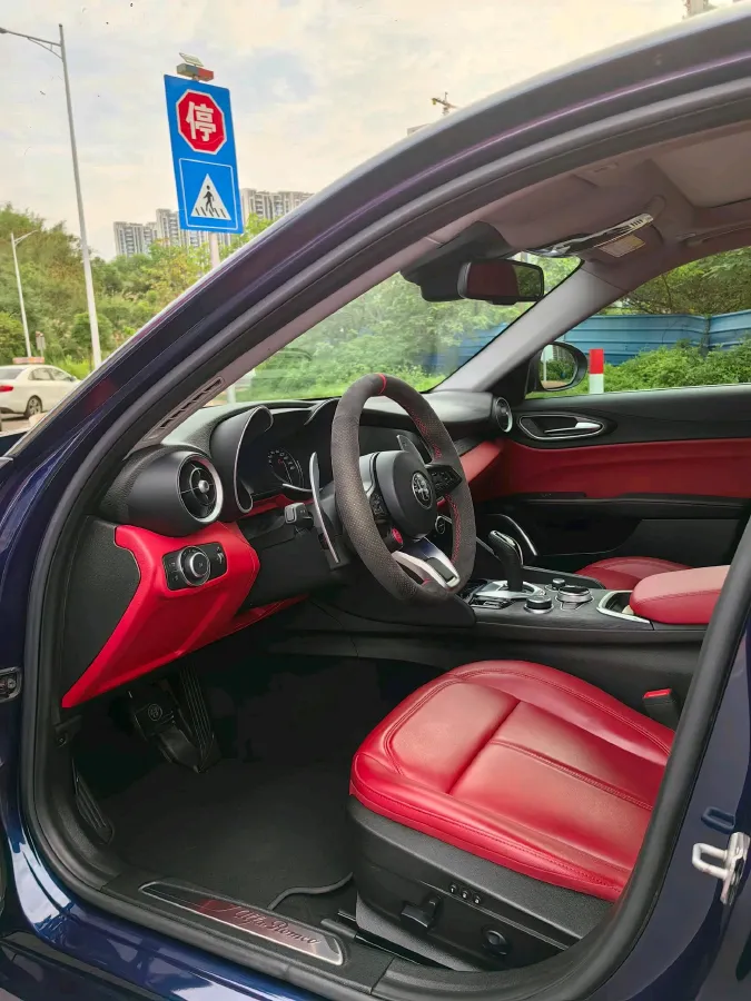 2020 Alfa Romeo Giulia 2.0T 280HP L4 8AT,autocango,china used car exporter,china ev exporter,chinese used car exporter,chinese used ev exporter
