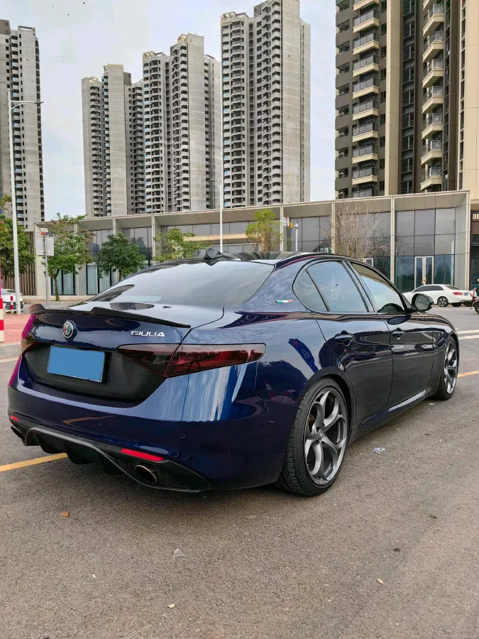2020 Alfa Romeo Giulia 2.0T 280HP L4 8AT,autocango,china used car exporter,china ev exporter,chinese used car exporter,chinese used ev exporter