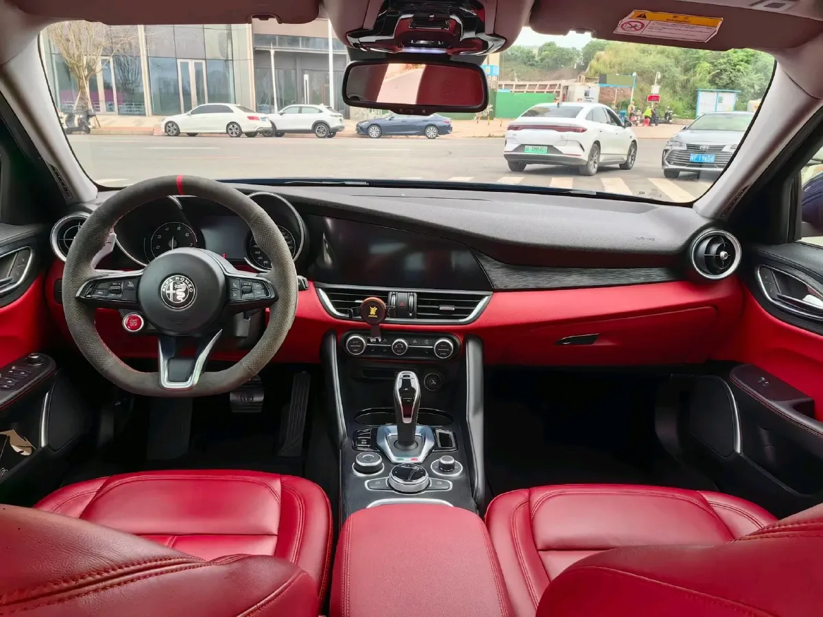 2020 Alfa Romeo Giulia 2.0T 280HP L4 8AT,autocango,china used car exporter,china ev exporter,chinese used car exporter,chinese used ev exporter