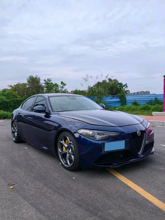 2020 Alfa Romeo Giulia 2.0T 280HP L4 8AT,autocango,china used car exporter,china ev exporter,chinese used car exporter,chinese used ev exporter