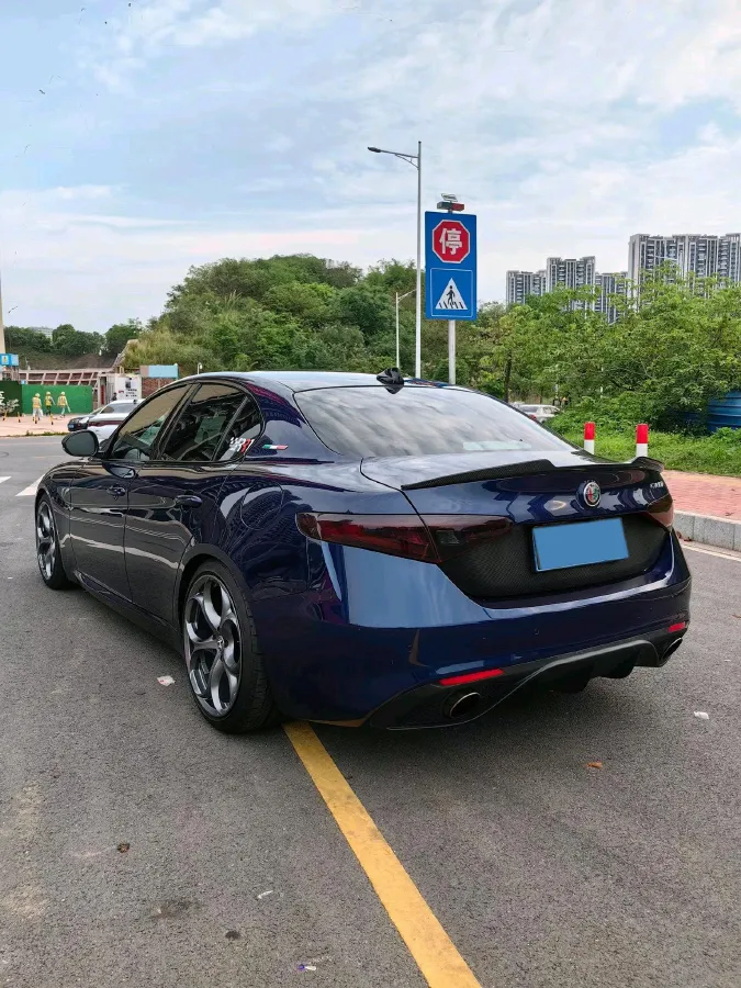 2020 Alfa Romeo Giulia 2.0T 280HP L4 8AT,autocango,china used car exporter,china ev exporter,chinese used car exporter,chinese used ev exporter