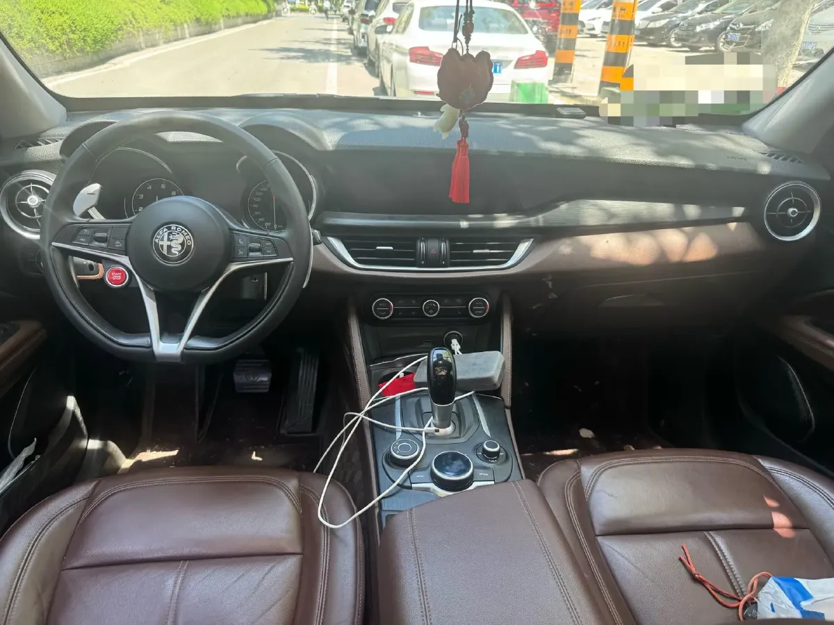 2017 Alfa Romeo Stelvio 2.0T 280HP L4 8AT,autocango,china used car exporter,china ev exporter,chinese used car exporter,chinese used ev exporter