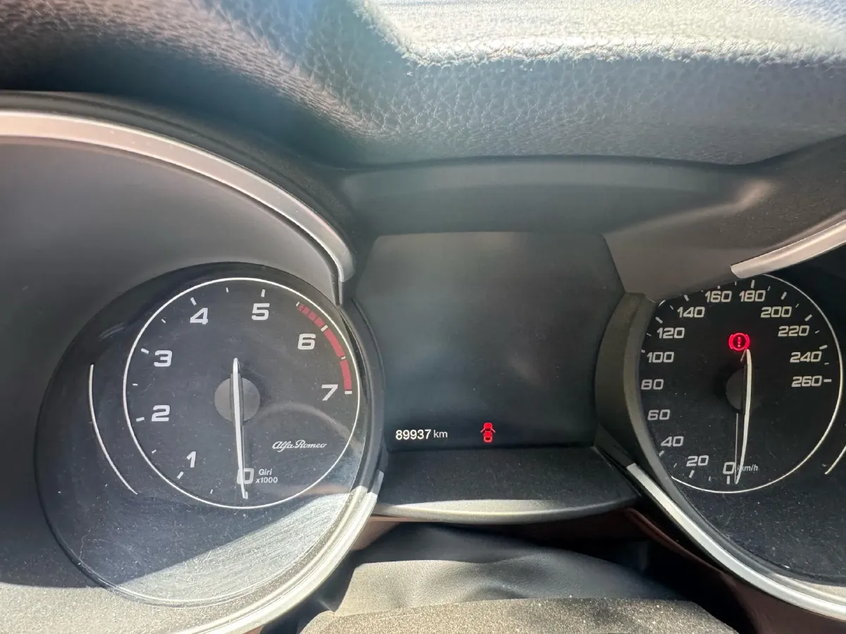 2017 Alfa Romeo Stelvio 2.0T 280HP L4 8AT,autocango,china used car exporter,china ev exporter,chinese used car exporter,chinese used ev exporter