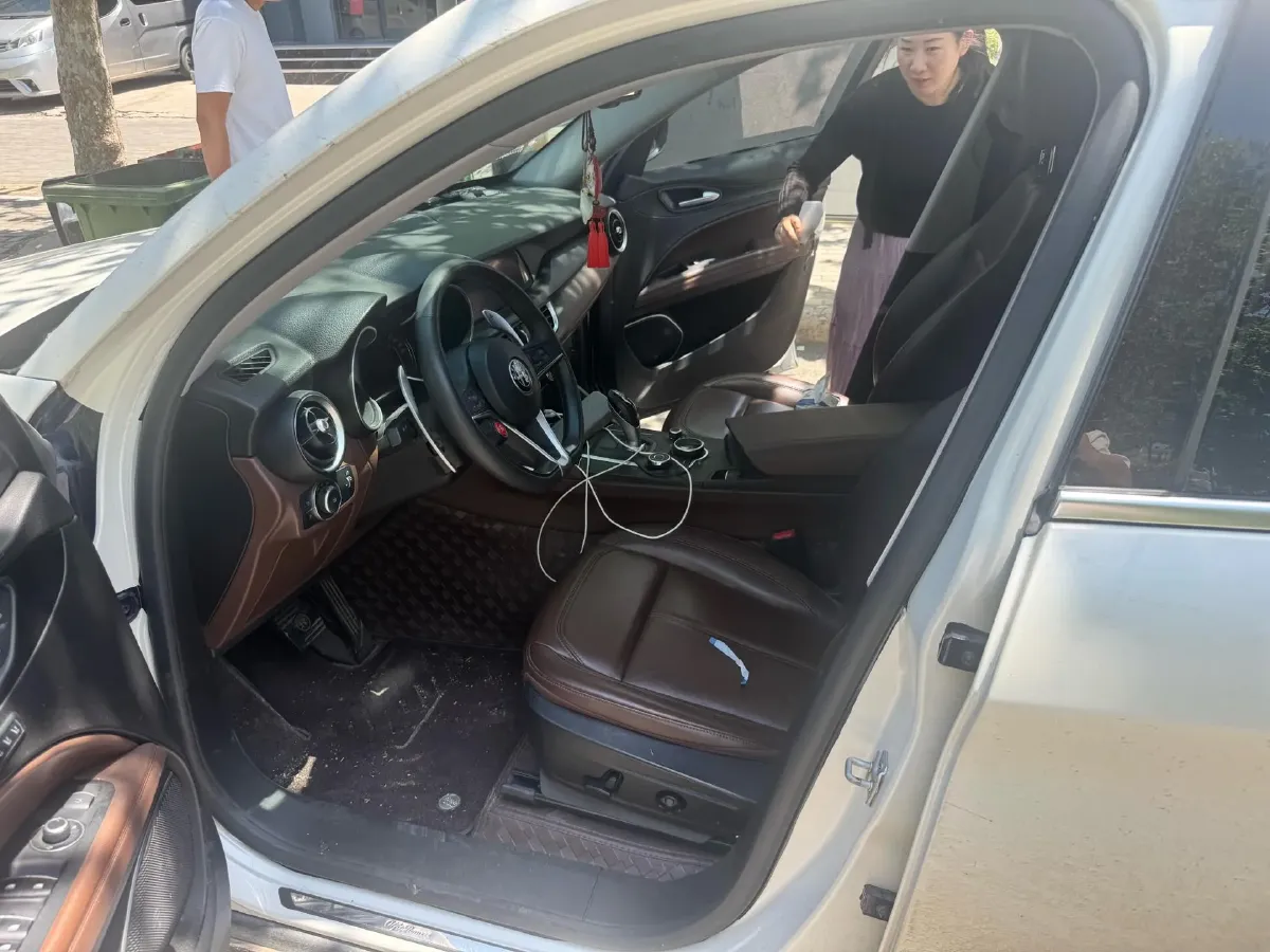 2017 Alfa Romeo Stelvio 2.0T 280HP L4 8AT,autocango,china used car exporter,china ev exporter,chinese used car exporter,chinese used ev exporter