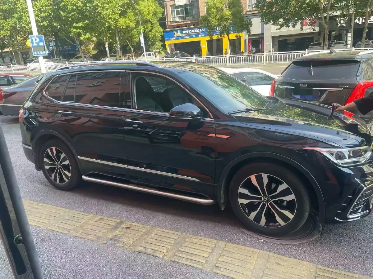 2025 Volkswagen Tiguan L 2.0T 186HP L4 7DCT,autocango,china used car exporter,china ev exporter,chinese used car exporter,chinese used ev exporter