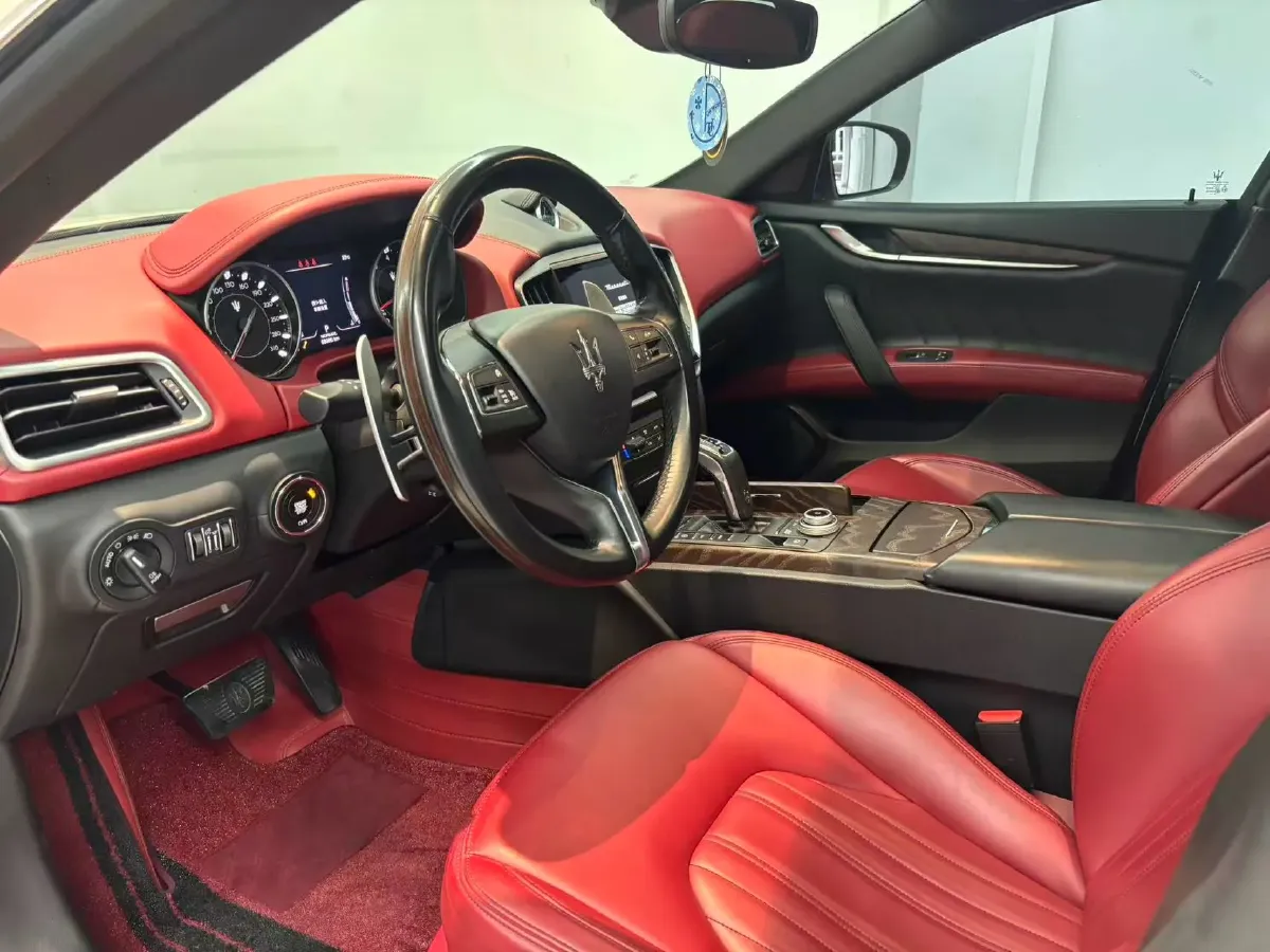 2021 Maserati Ghibli 2.0T 330HP L4 8AT,autocango,china used car exporter,china ev exporter,chinese used car exporter,chinese used ev exporter