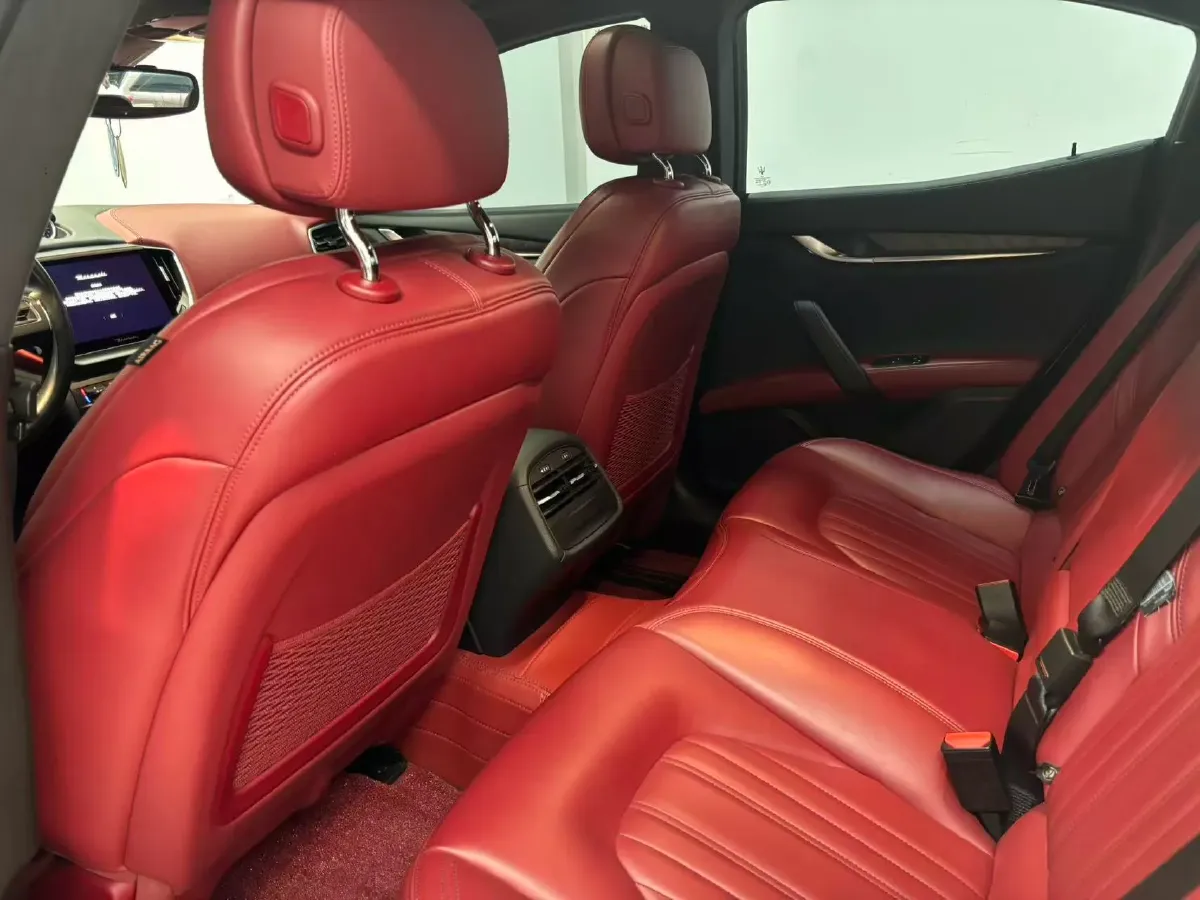 2021 Maserati Ghibli 2.0T 330HP L4 8AT,autocango,china used car exporter,china ev exporter,chinese used car exporter,chinese used ev exporter