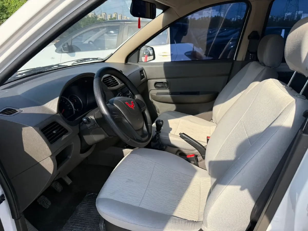2019 WuLing RongGuang V 1.5L 99HP L4 6MT,autocango,china used car exporter,china ev exporter,chinese used car exporter,chinese used ev exporter