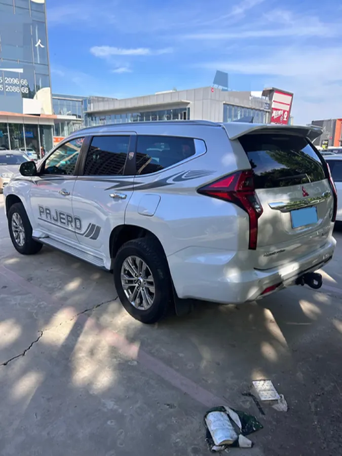 2020 Mitsubishi Pajero 3.0L 209HP V6 8AT,autocango,china used car exporter,china ev exporter,chinese used car exporter,chinese used ev exporter