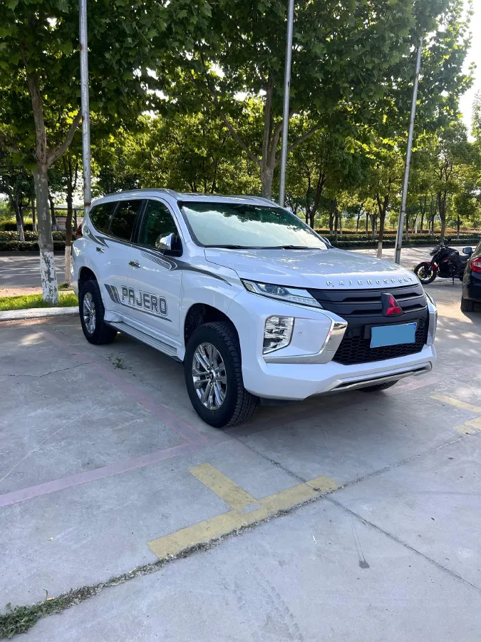 2020 Mitsubishi Pajero 3.0L 209HP V6 8AT,autocango,china used car exporter,china ev exporter,chinese used car exporter,chinese used ev exporter
