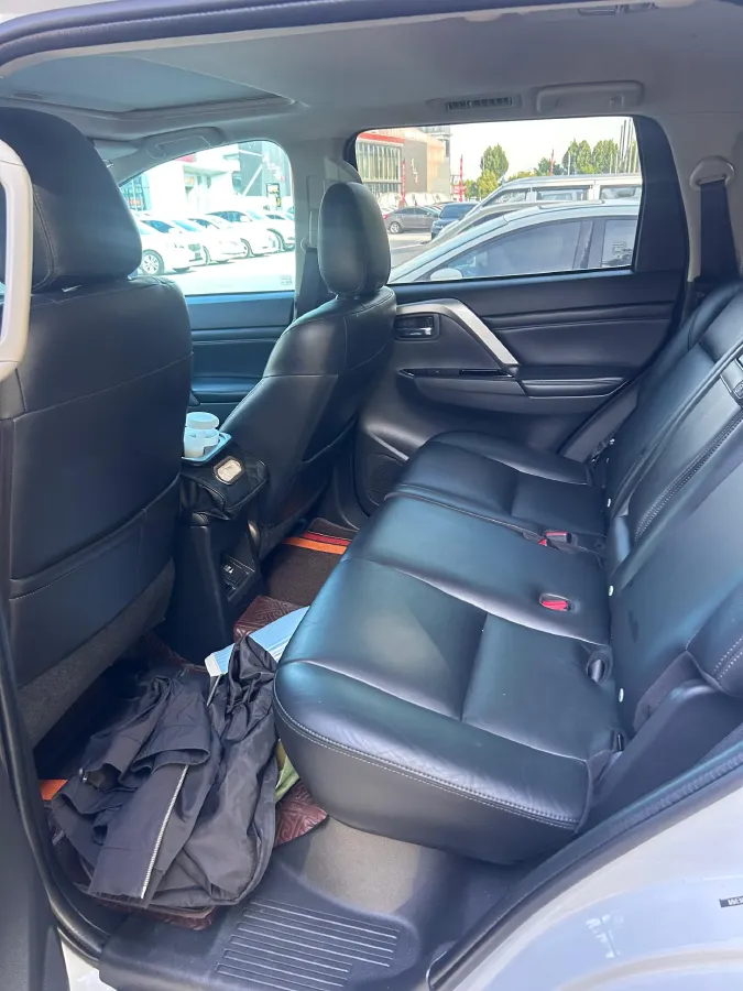2020 Mitsubishi Pajero 3.0L 209HP V6 8AT,autocango,china used car exporter,china ev exporter,chinese used car exporter,chinese used ev exporter
