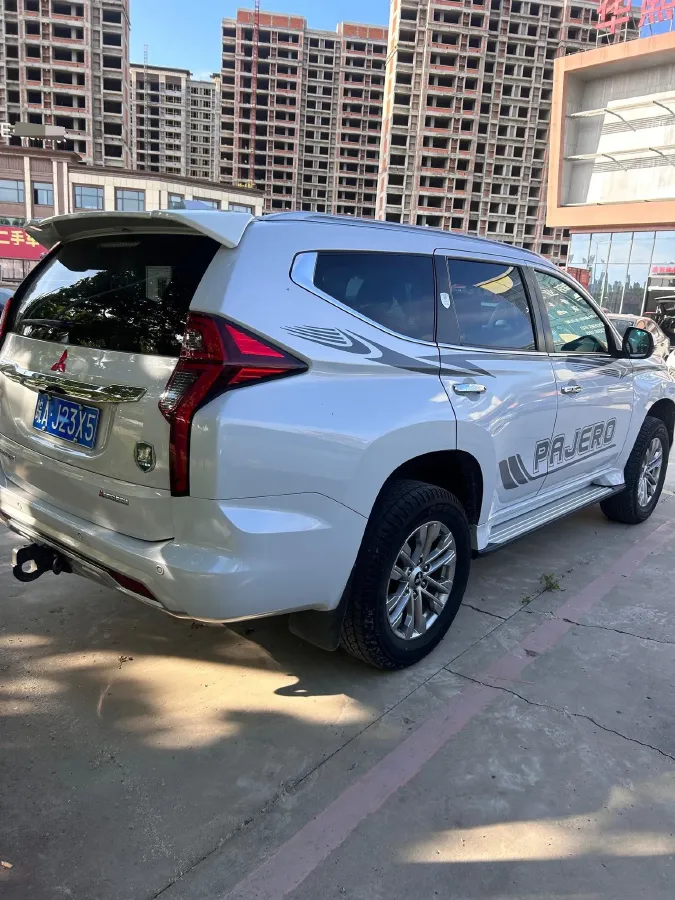 2020 Mitsubishi Pajero 3.0L 209HP V6 8AT,autocango,china used car exporter,china ev exporter,chinese used car exporter,chinese used ev exporter