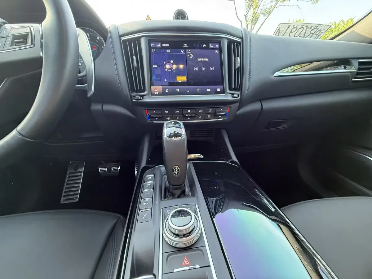 2022 Maserati Levante 2.0T 330HP L4 8AT,autocango,china used car exporter,china ev exporter,chinese used car exporter,chinese used ev exporter