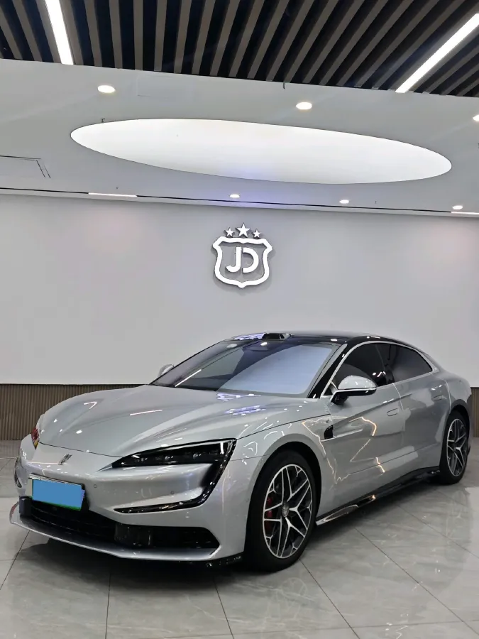 2025 YangWang U7 2.0T 245HP H4 E-CVT PHEV,autocango,china used car exporter,china ev exporter,chinese used car exporter,chinese used ev exporter