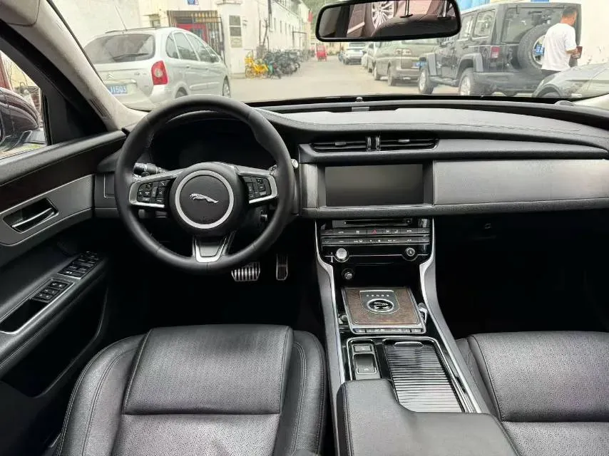 2018 Jaguar XF 2.0T 250HP L4 8AT,autocango,china used car exporter,china ev exporter,chinese used car exporter,chinese used ev exporter