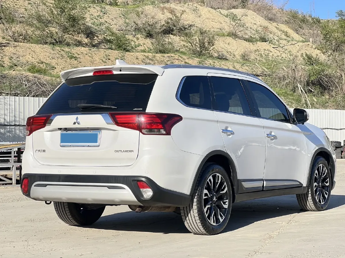 2021 Mitsubishi Outlander 2.4L 192HP L4 CVT,autocango,china used car exporter,china ev exporter,chinese used car exporter,chinese used ev exporter