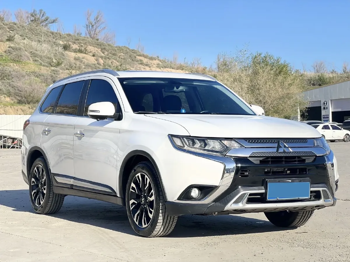 2021 Mitsubishi Outlander 2.4L 192HP L4 CVT,autocango,china used car exporter,china ev exporter,chinese used car exporter,chinese used ev exporter