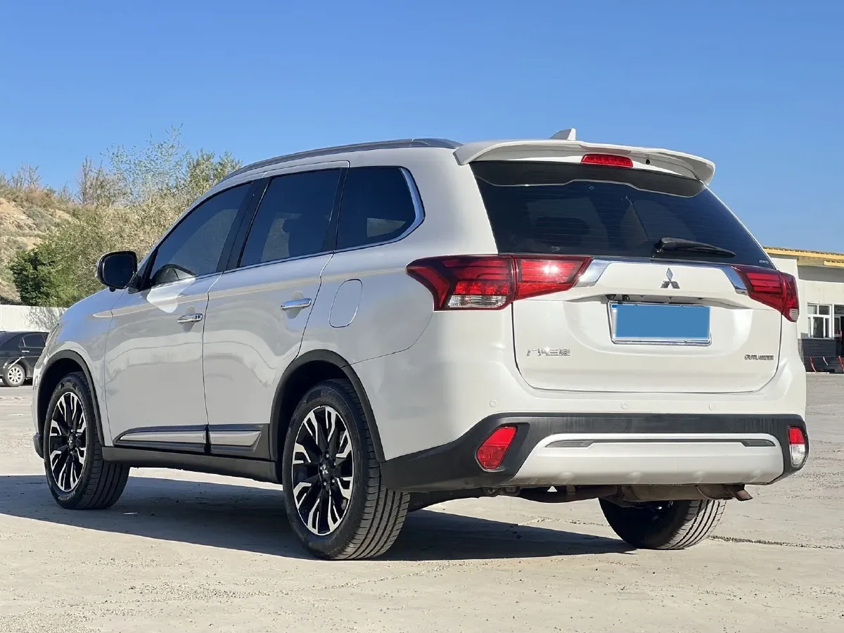 2021 Mitsubishi Outlander 2.4L 192HP L4 CVT,autocango,china used car exporter,china ev exporter,chinese used car exporter,chinese used ev exporter