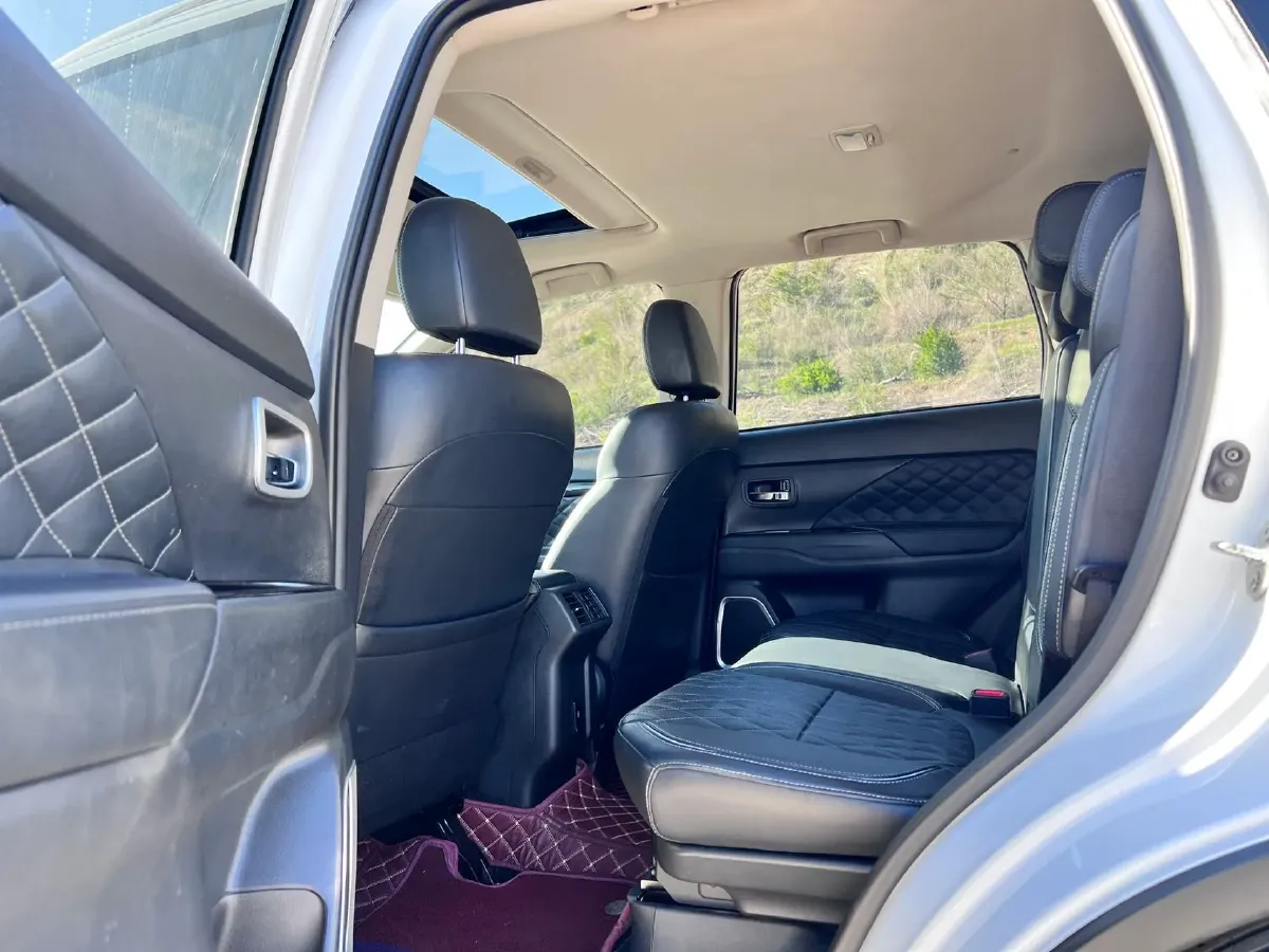 2021 Mitsubishi Outlander 2.4L 192HP L4 CVT,autocango,china used car exporter,china ev exporter,chinese used car exporter,chinese used ev exporter