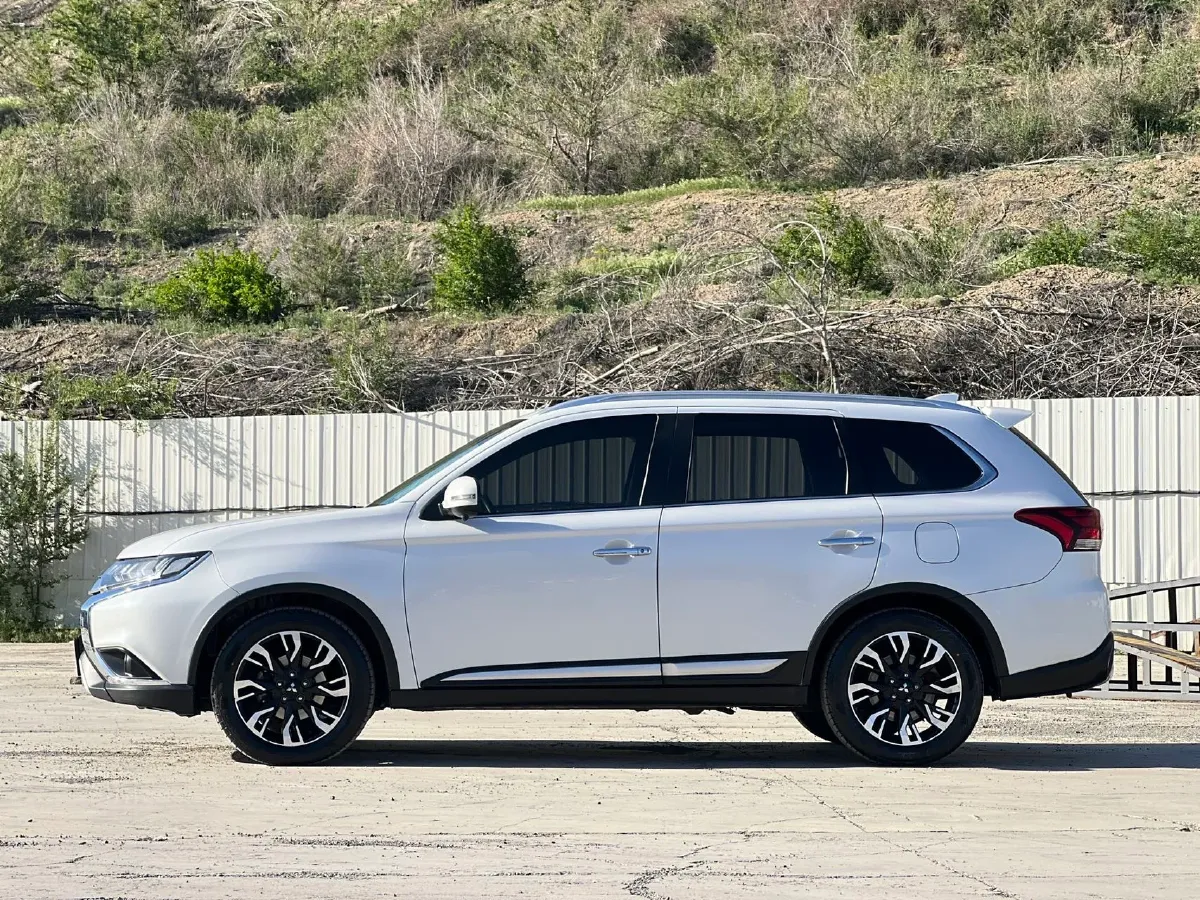 2021 Mitsubishi Outlander 2.4L 192HP L4 CVT,autocango,china used car exporter,china ev exporter,chinese used car exporter,chinese used ev exporter