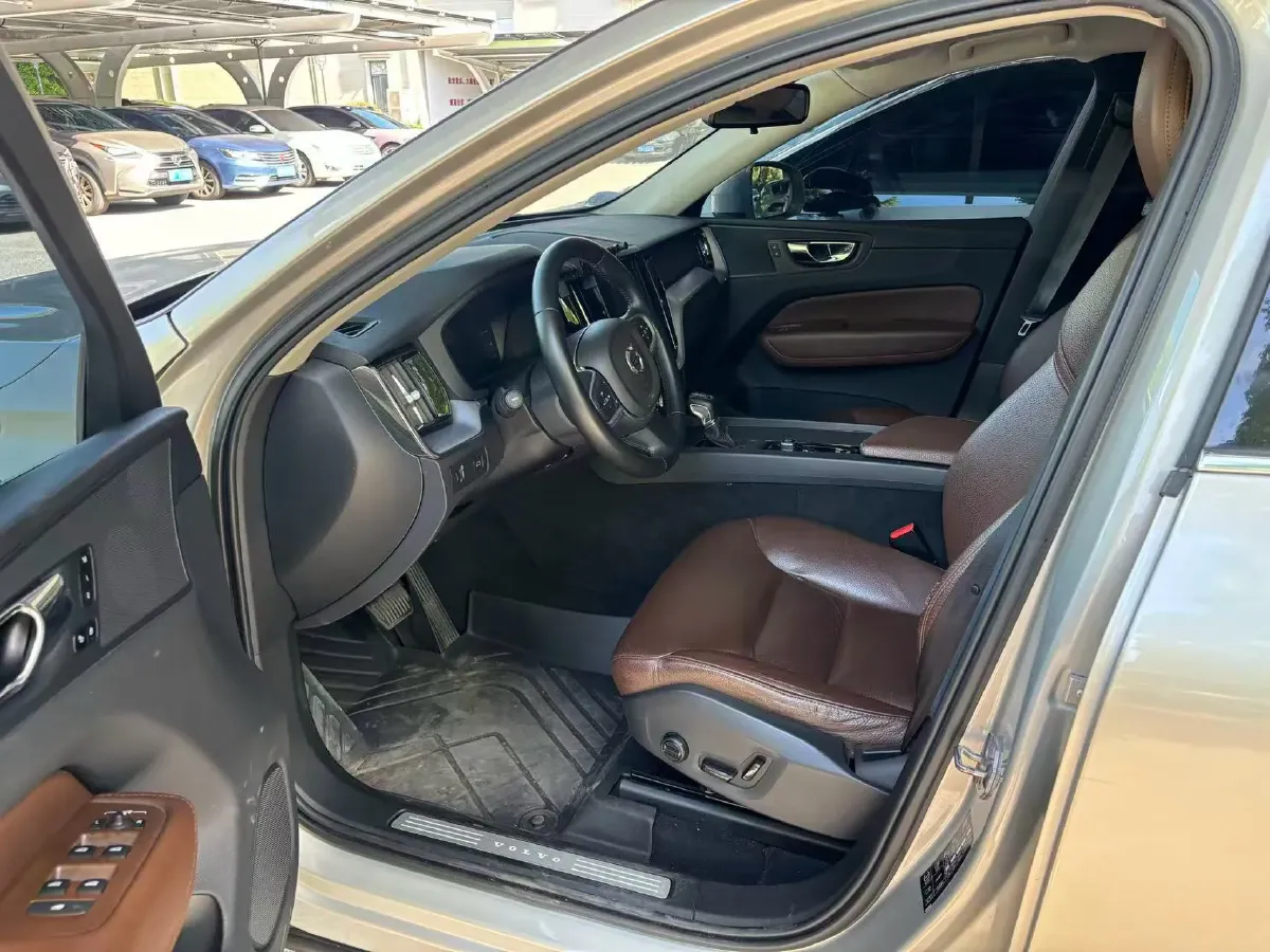 2018 Volvo XC60 2.0T 254HP L4 8AT,autocango,china used car exporter,china ev exporter,chinese used car exporter,chinese used ev exporter