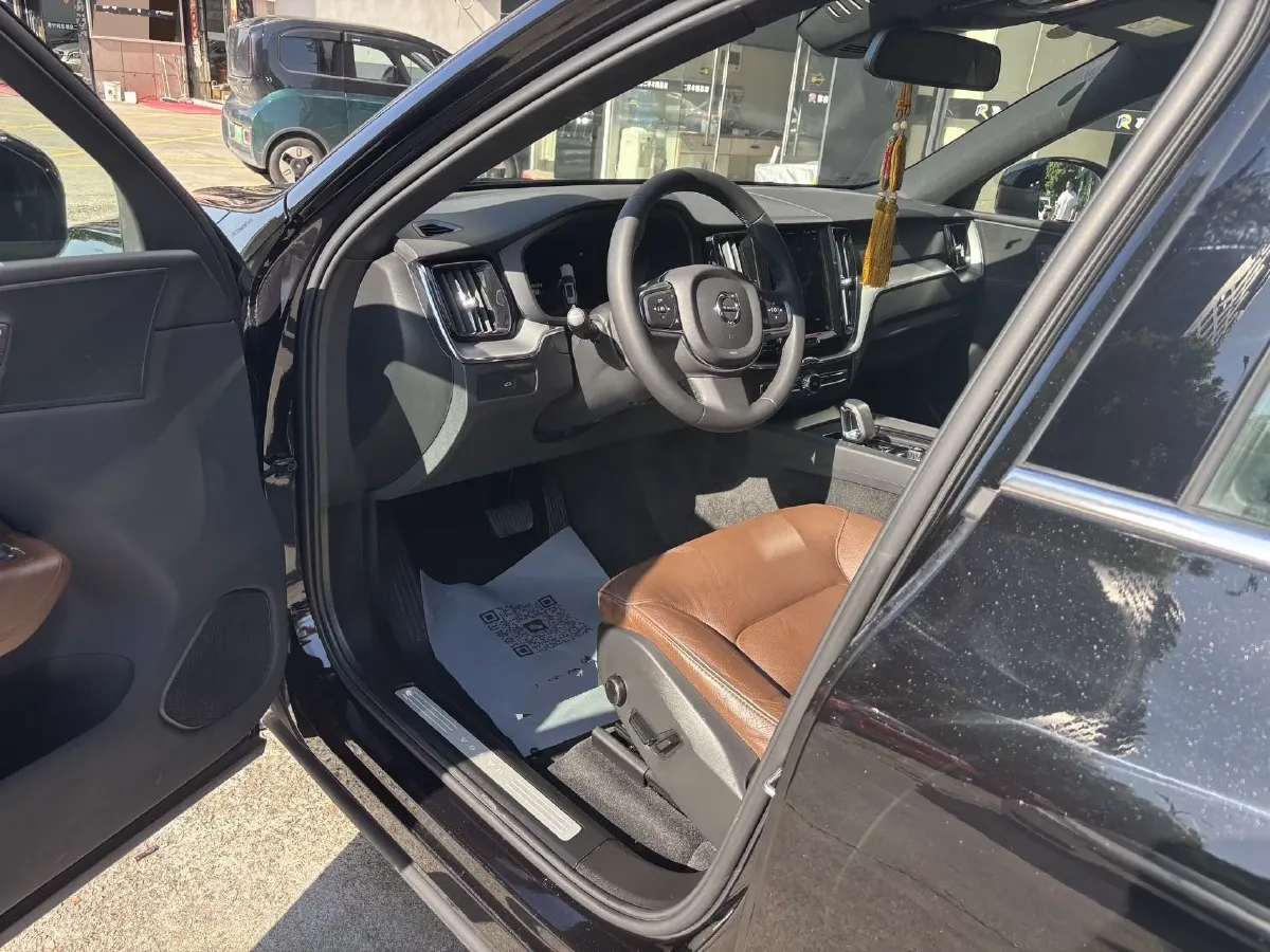 2024 Volvo XC60 2.0T 250HP L4 8AT,autocango,china used car exporter,china ev exporter,chinese used car exporter,chinese used ev exporter