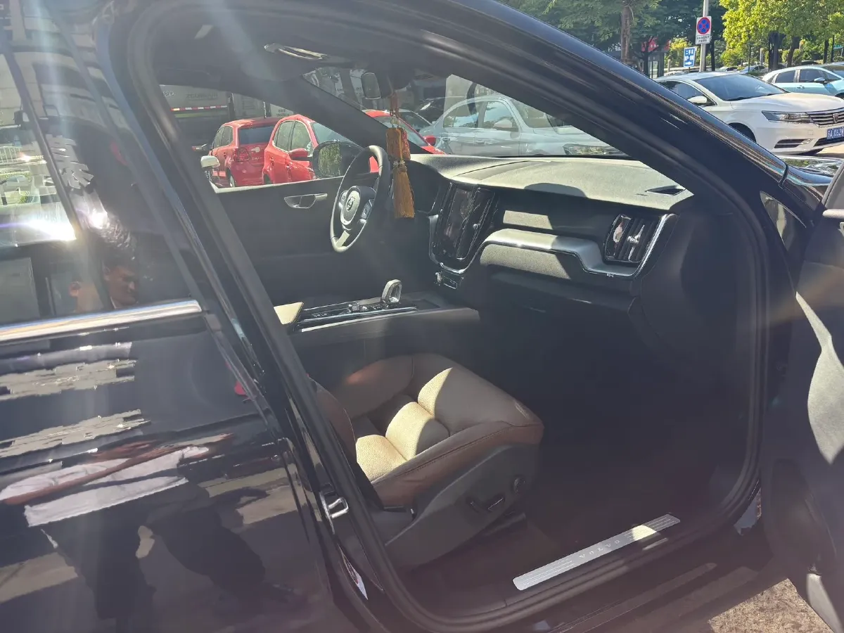 2024 Volvo XC60 2.0T 250HP L4 8AT,autocango,china used car exporter,china ev exporter,chinese used car exporter,chinese used ev exporter