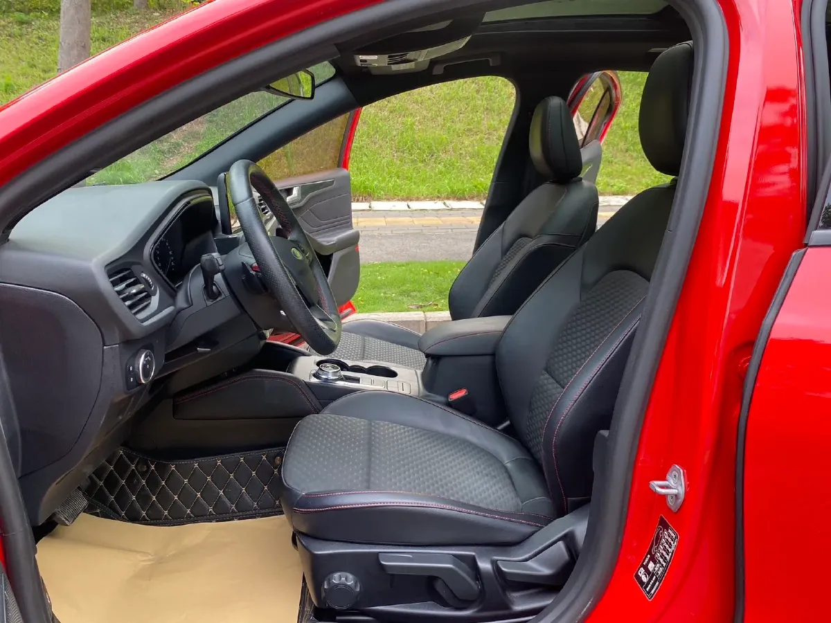 2020 Ford Focus 1.5T 174HP L3 8AT,autocango,china used car exporter,china ev exporter,chinese used car exporter,chinese used ev exporter