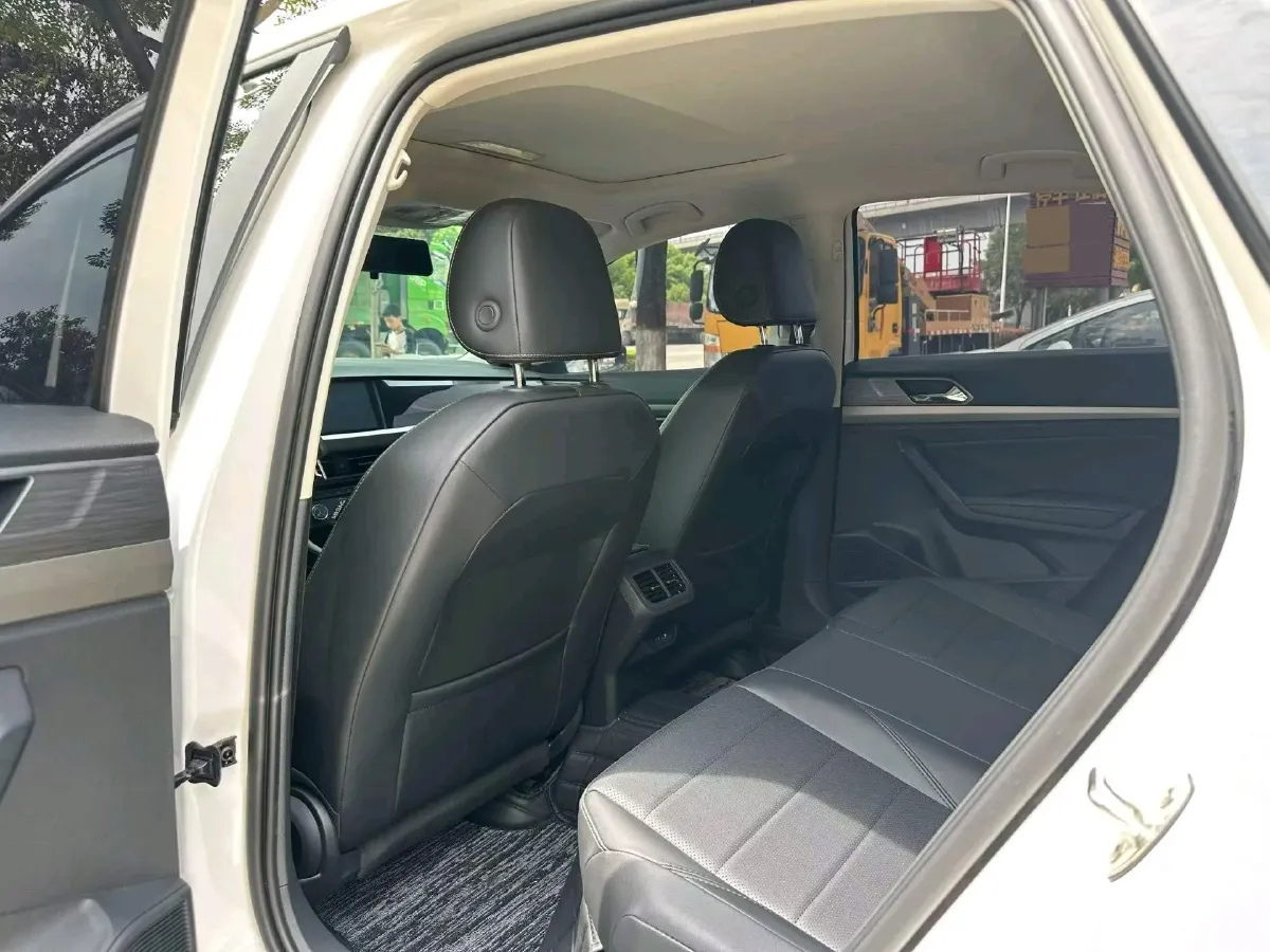 2022 Bestune B70 2.0T 224HP L4 6AT,autocango,china used car exporter,china ev exporter,chinese used car exporter,chinese used ev exporter