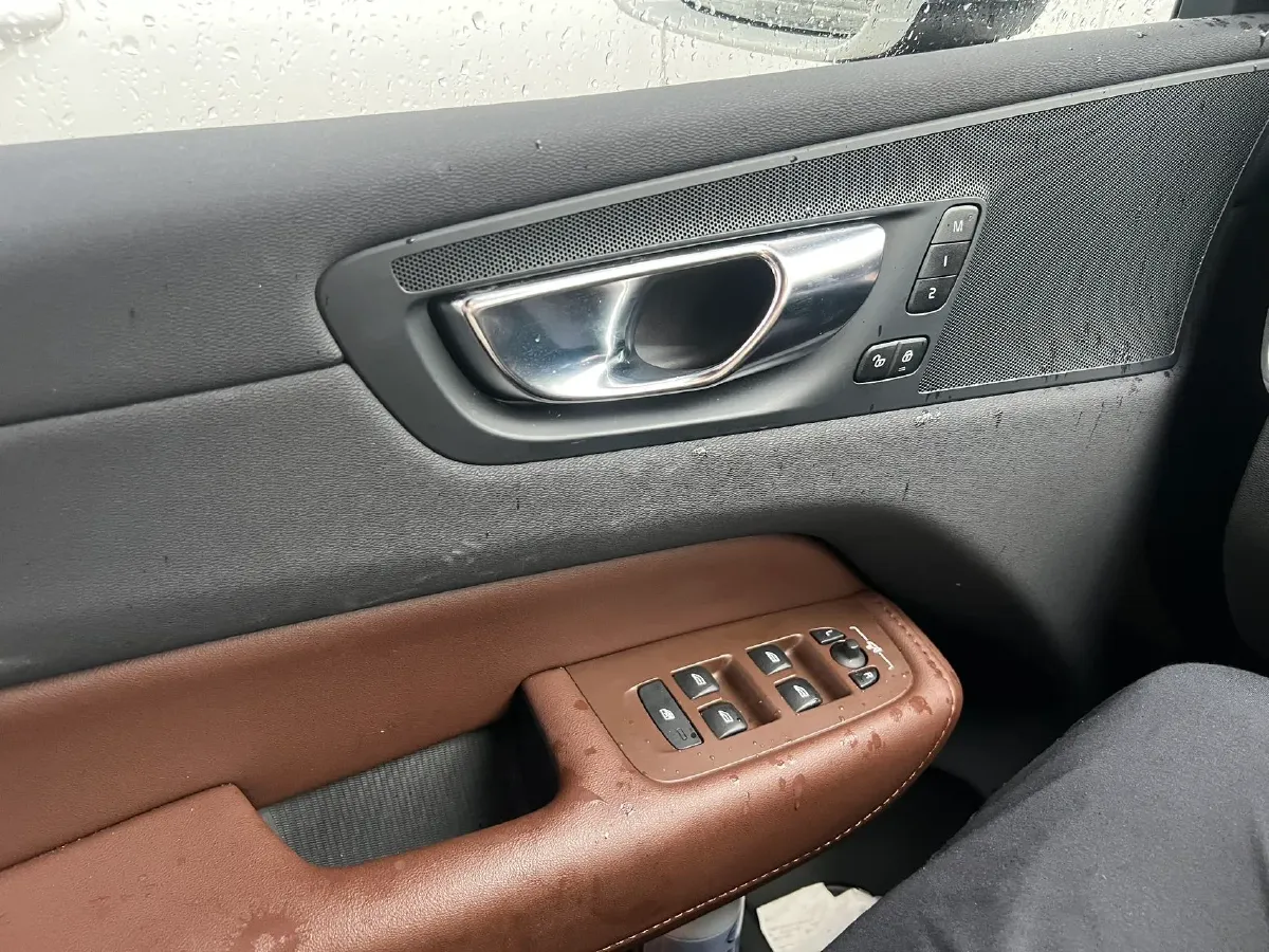 2024 Volvo XC60 2.0T 250HP L4 8AT,autocango,china used car exporter,china ev exporter,chinese used car exporter,chinese used ev exporter