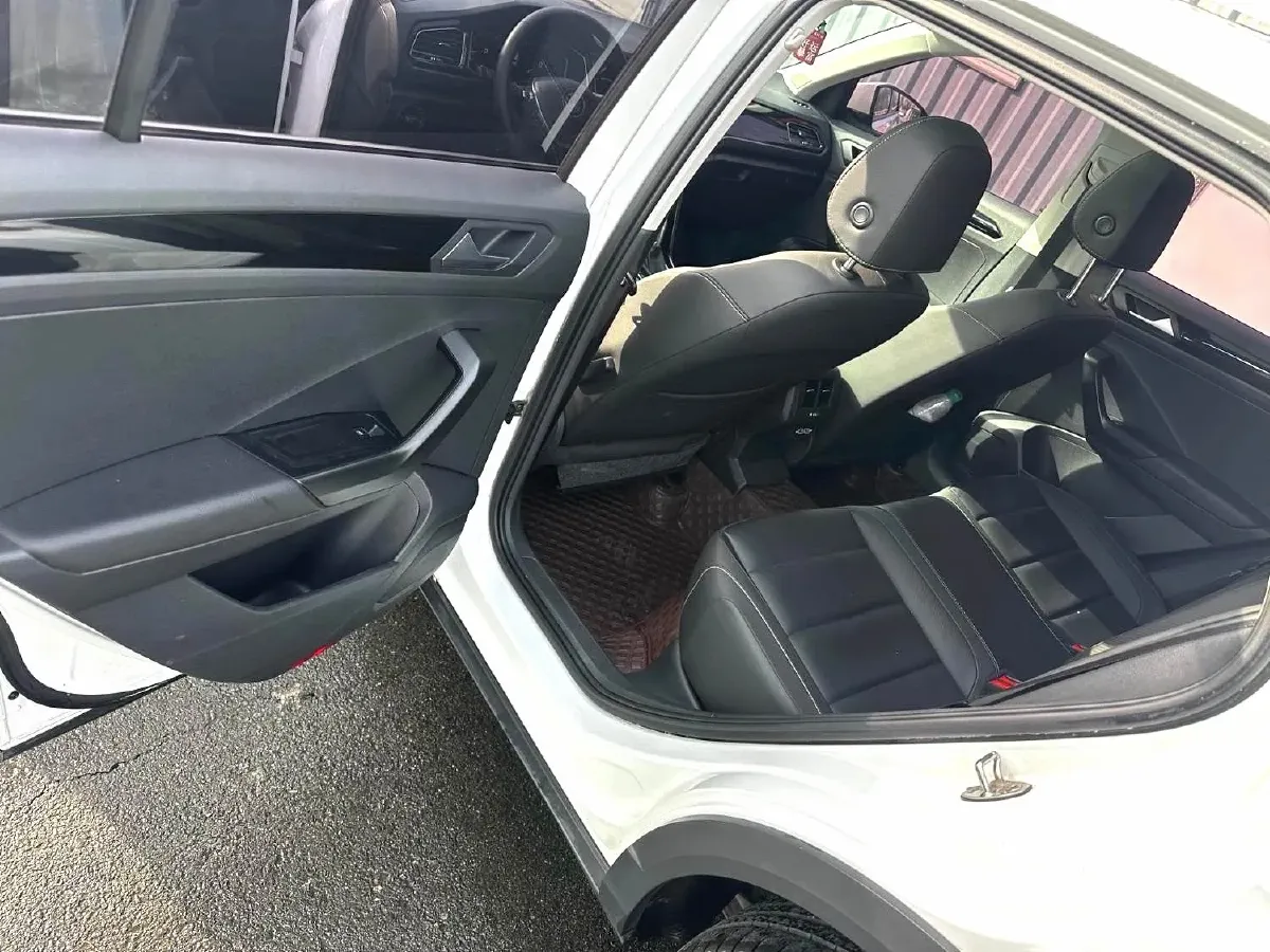 2021 Volkswagen T-Roc 1.4T 150HP L4 7DCT,autocango,china used car exporter,china ev exporter,chinese used car exporter,chinese used ev exporter