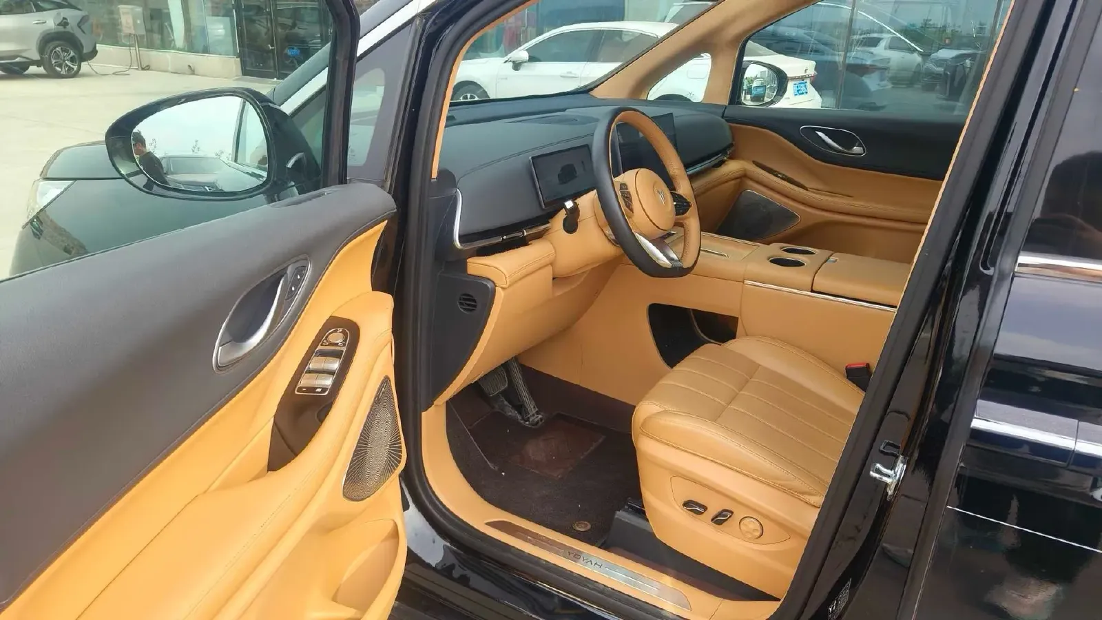 2025 Voyah Dream 1.5T 150HP L4 PHEV 41.7KWH,autocango,china used car exporter,china ev exporter,chinese used car exporter,chinese used ev exporter