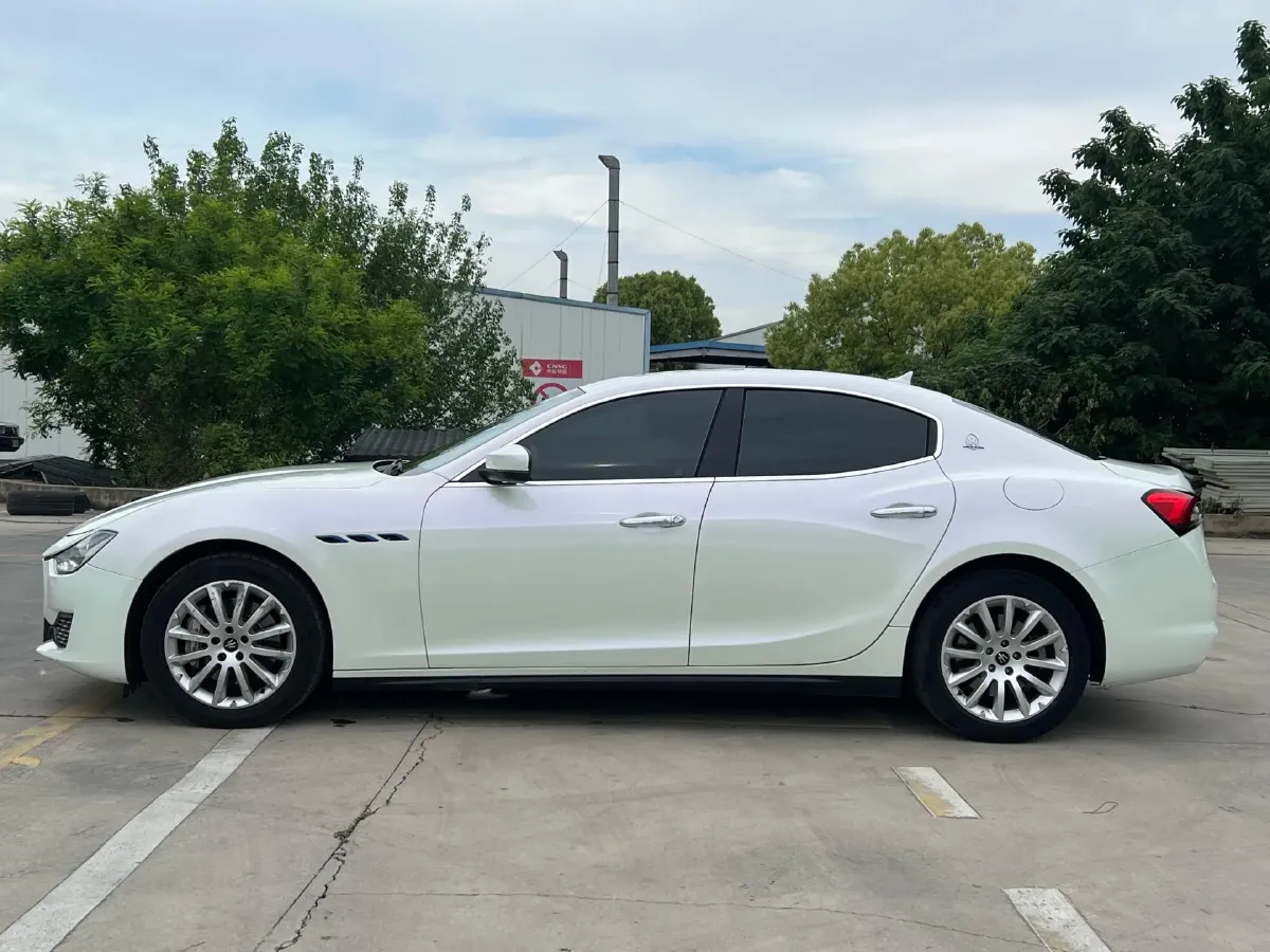 2021 Maserati Ghibli 2.0T 330HP L4 8AT,autocango,china used car exporter,china ev exporter,chinese used car exporter,chinese used ev exporter