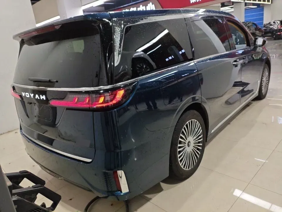 2025 Voyah Dream 1.5T 150HP L4 PHEV 41.7KWH,autocango,china used car exporter,china ev exporter,chinese used car exporter,chinese used ev exporter