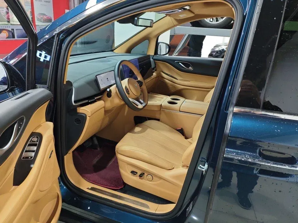 2025 Voyah Dream 1.5T 150HP L4 PHEV 41.7KWH,autocango,china used car exporter,china ev exporter,chinese used car exporter,chinese used ev exporter